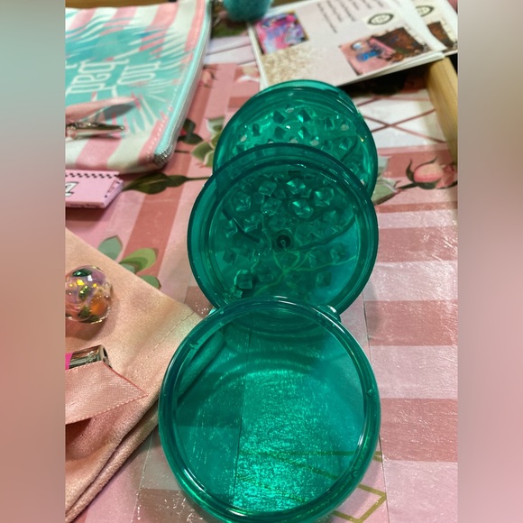 When A Woman Smokes Travel Kit 💨 - Picture 8 of 11